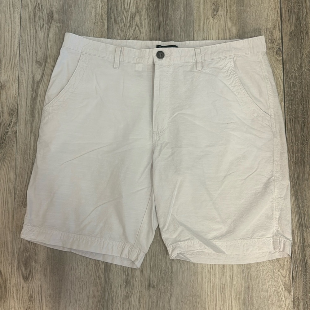 INC men’s white flat front shorts size 40 W